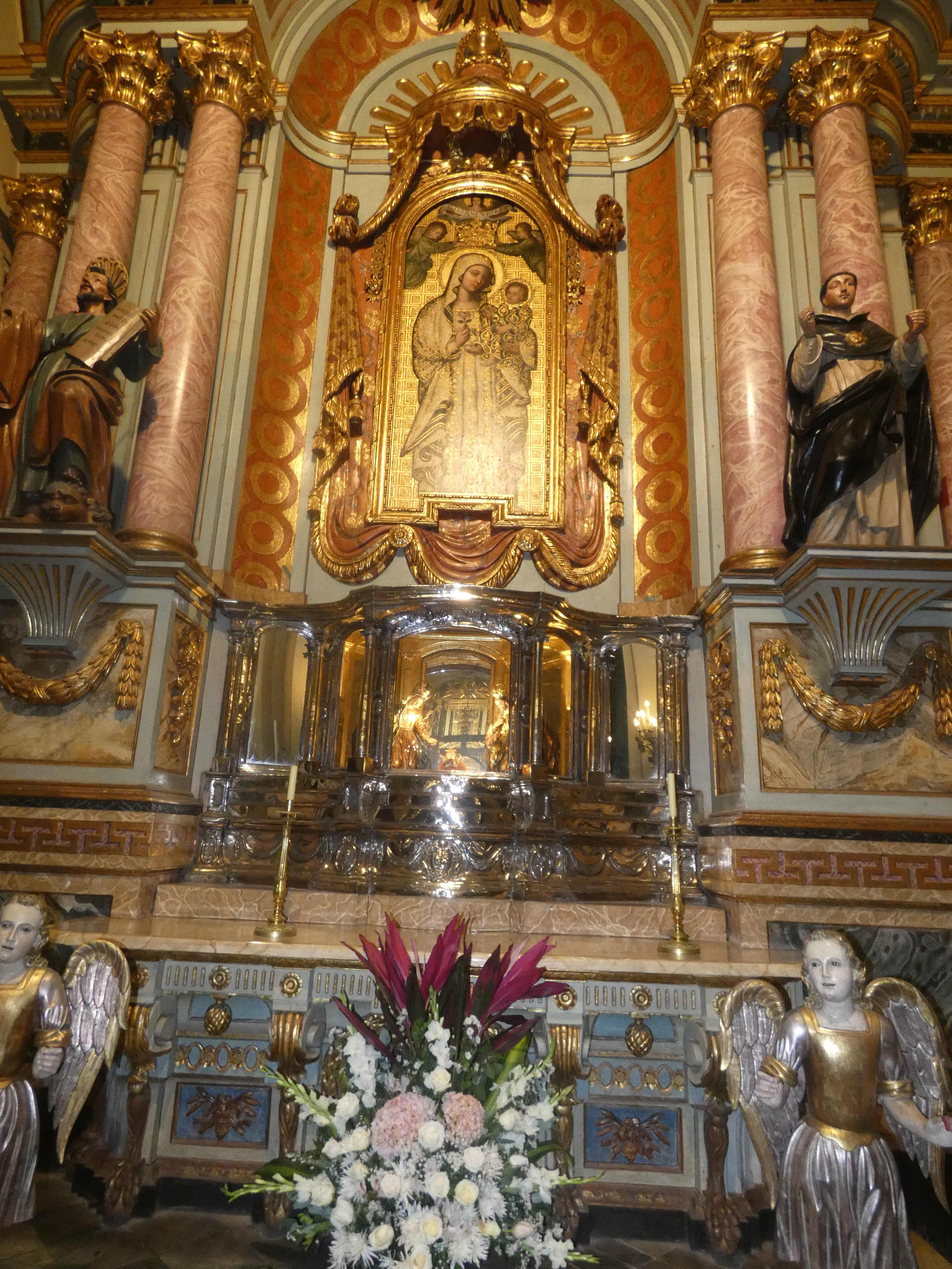 Colocación de la ofrenda floral a la Virgen de la Antigua en la Catedral de Lima
